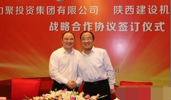 近日，陜建機械與安徽力聚簽訂戰(zhàn)略合作協議，陜建機械董事長楊宏軍，副總經理、營銷總監(jiān)賀衛(wèi)東，安徽力聚投資集團董事長宋執(zhí)壽，黨支部書記陳邦勤以及安徽潤路公司總經理杜永龍等單位領導出席了會議